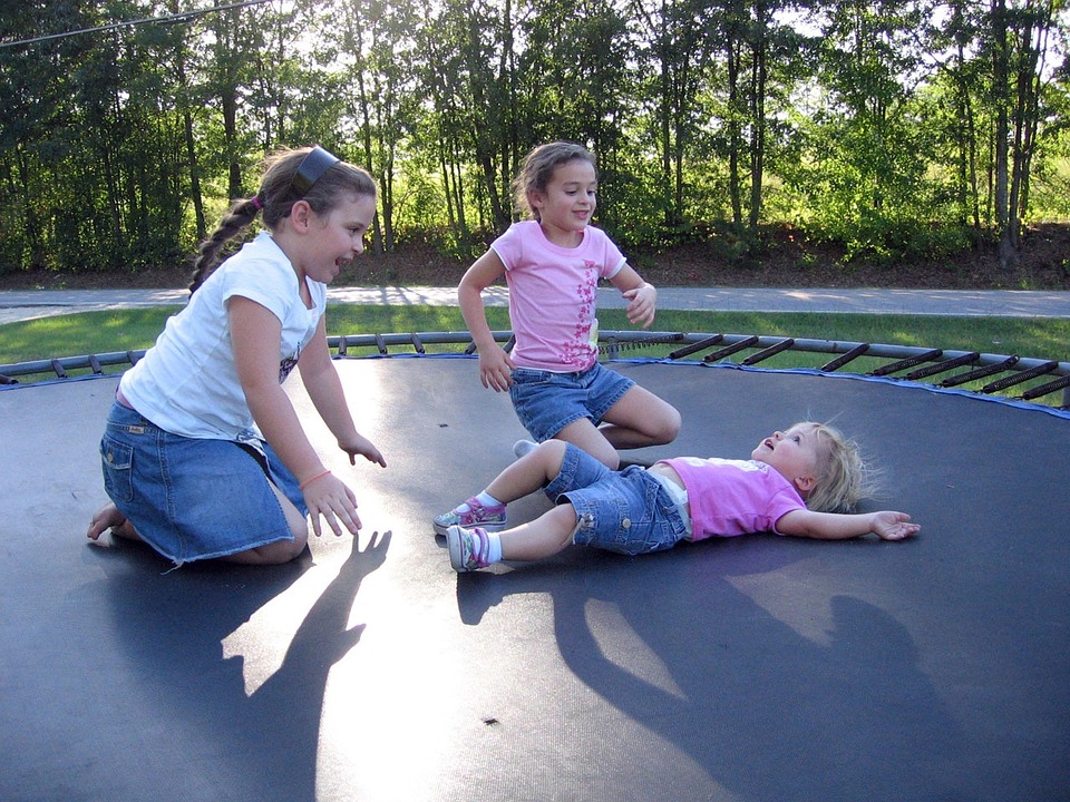 dětské hraní na trampolíně